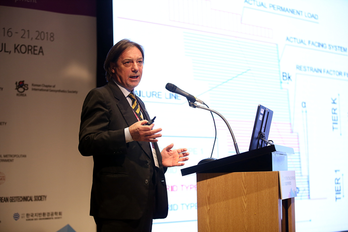 Photo of Pietro Rimoldi delivering lecture at 11ICG in Korea
