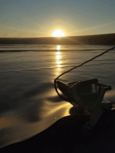 La puesta de sol en bela bahía 